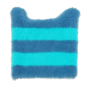 Detailstruktur der blau gestreiften Plüschmütze mit Katzenohren aus Kunstfaser
