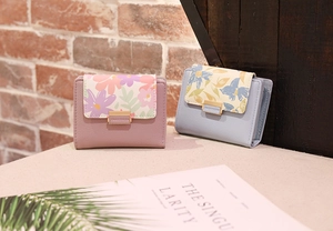 Détail de portefeuilles courts en cuir PU pour femmes avec motifs floraux et boucles