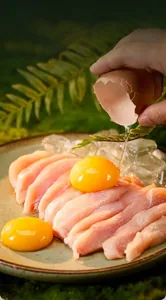 Primer plano de pechuga de pollo fresca y yema de huevo para snacks liofilizados