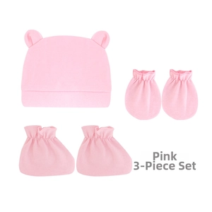 Détail de l'ensemble rose pour nouveau-né avec bonnet à oreilles d'ours, moufles et chaussons