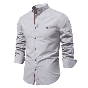 Détail d'une chemise pour homme en coton et lin avec col montant et tissu gris clair texturé