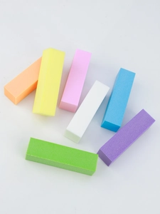 Vue détaillée de sept blocs polissoirs à ongles colorés grain 120 sur fond blanc