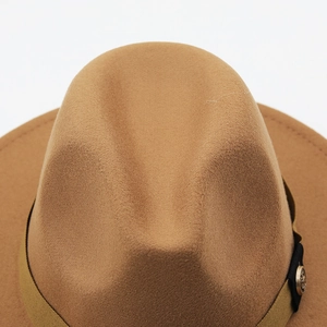 Détail de la couronne du chapeau en laine camel avec ruban assorti et boucle métallique