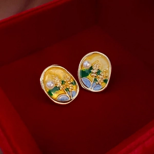Boucles d'oreilles vintage fleurs en émail et perles dans un écrin en velours rouge