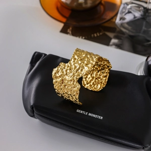 Bracciale rigido minimalista in acciaio inossidabile placcato oro 18K con finitura martellata