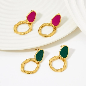 Retro enamel teardrop earrings in rose red and dark green with textured gold rings