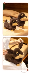 Détail du jouet en peluche teckel montrant la texture douce des poils longs et les oreilles