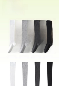 Détail de texture côtelée verticale sur chaussettes hautes en coton de quatre couleurs