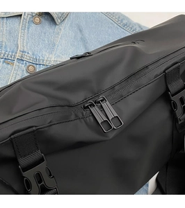 Détail du tissu mat imperméable avec double fermeture éclair sur sac de sport noir