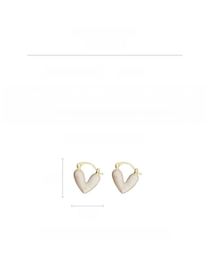 Détail des boucles d'oreilles cœur montrant le poids de 9g, l'alliage et la taille 1,8cm