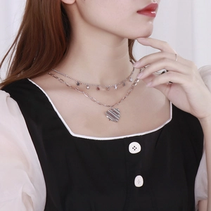 Collier double épaisseur en acier inoxydable avec pendentifs cœur et étoile sur mannequin