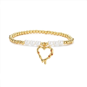 Pulsera ajustable de cuentas doradas y perlas con un colgante de corazón y piedras rojas