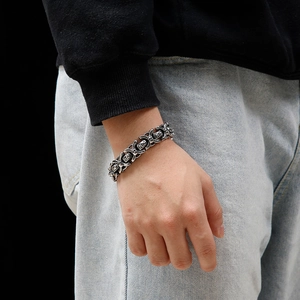 Bracciale teschio argento retrò con incisioni floreali e motivi a croce da uomo