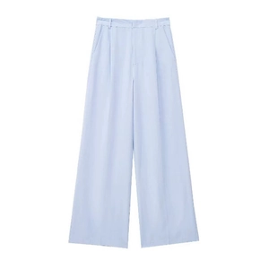 Détail d'un pantalon large bleu clair à taille haute avec une coupe fluide élégante