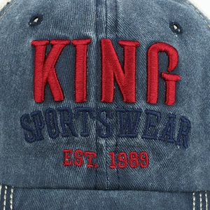 Dettaglio del ricamo KING 3D e del tessuto denim lavato sul cappello vintage blu