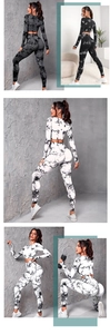 Détail du motif tie-dye marbré sur legging de yoga taille haute et haut court à manches