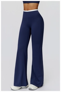Détail du pantalon de yoga évasé bleu marine à taille haute avec taille élastique blanche
