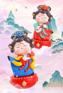 Dettaglio di figurine di donne della dinastia Tang versione Q con pipa e pose di danza