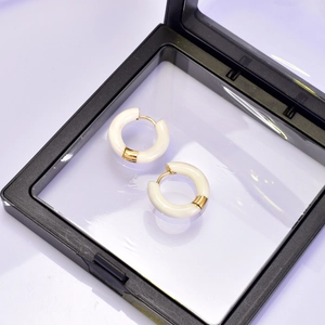 Vue détaillée des boucles d'oreilles créoles françaises en émail blanc doré 18K