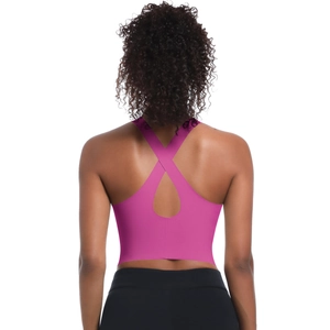 Détail du dos d'un soutien-gorge de sport rose avec un design croisé dans le dos