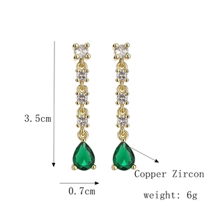 Détails de boucles d'oreilles dorées avec oxydes de zirconium blancs et verts en goutte