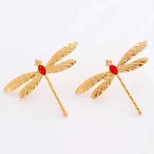 Vue macro détaillée des boucles d'oreilles libellule vintage avec pierre rouge facettée