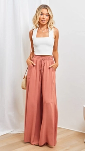 Détail du pantalon large à taille haute avec cordon de serrage et poches pour femmes