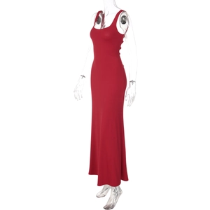 Vue détaillée d'une robe longue rouge sans manches avec une silhouette moulante ajustée