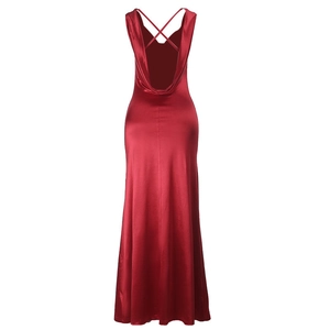 Detail eines roten Satin-Abendkleids mit elegantem, rückenfreiem Überkreuz-Design