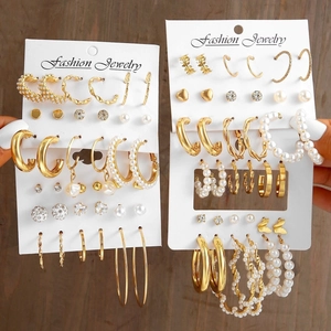 Golden fashion earring set with pearls, rhinestones and heart shapes on display cards
