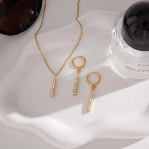 Parure élégante en acier titane doré avec pendentifs verticaux et oxydes de zirconium