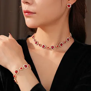 Set gioielli vintage cuore con gemme rosse e placcatura oro su collana e orecchini