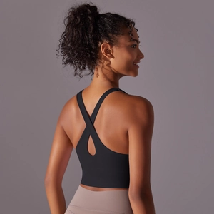 Détail d'un brassière de sport noire avec découpe en goutte et dos croisé élégant