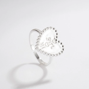 Detailansicht des S925 Sterlingsilberrings mit Herz-Zifferblatt und Girl Hi Gravur