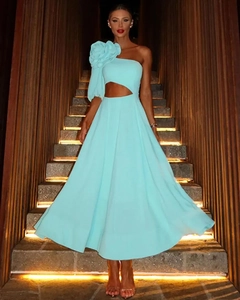 Dettaglio dell'abito monospalla celeste con fiore 3D e taglio cut-out in vita alla moda