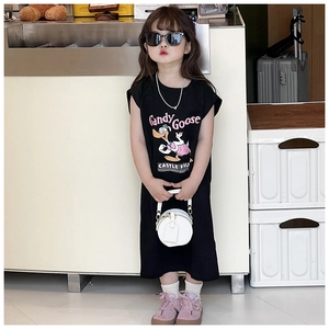 Niña con vestido camiseta negro con estampado de pato y mini bolso redondo blanco cruzado