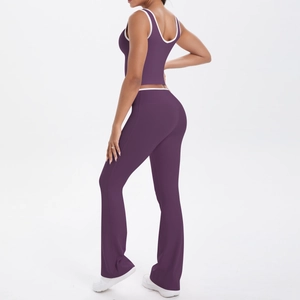 Détail de l'ensemble de yoga violet avec liserés blancs et pantalon évasé sport