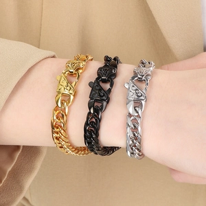 Dettaglio macro di bracciali a catena cubana in acciaio lucido con chiusure decorate