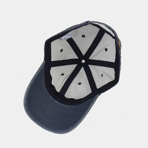 Innenansicht der verwaschenen blauen Denim-Basecap mit Schweißband und Innennähten