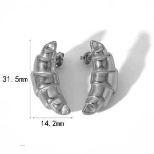 Vue détaillée des boucles d'oreilles croissant argent avec taille 31,5mm et poids 12g
