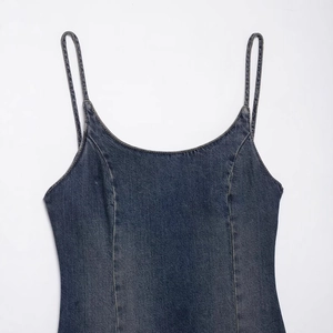 Donkerblauwe denim jurk met U-hals en gewassen textuur in een minimalistische stijl