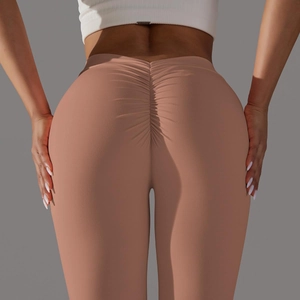 Détail du legging de yoga taille haute avec fronces fessier en rose poudré mat