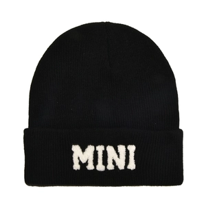 Dettaglio del berretto in maglia nera con scritta MINI in morbido peluche bianco