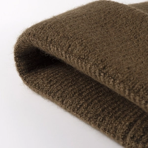 Winter-Strickmütze aus Wolle in Dunkelbraun mit hochwertiger weicher Textur und Gehörschutz