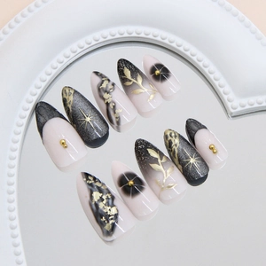 Cat-Eye-Klebenägel mit Goldblatt-Sternen und Muschelstruktur auf Spiegel-Tablett