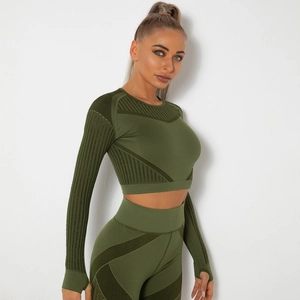 Détail de l'ensemble de yoga sans couture vert olive avec texture en maille respirante