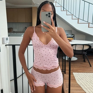 Ensemble pyjama fleuri rose avec caraco en dentelle et short taille haute