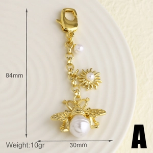 Détail du pendentif abeille dorée avec perle indiquant les dimensions 84mm sur 30mm