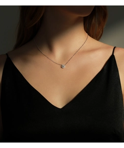 Primo piano di una collana in argento sterling S925 con Moissanite scintillante su modella