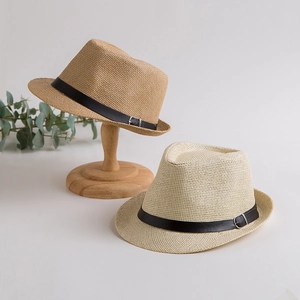 Cappelli classici in paglia beige e kaki con cinturino in pelle per protezione solare